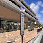 「吹田SST」と名称変更された当該地前のバス停。岸部駅や桃山台駅までを結びます。