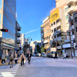 藤沢駅北口から延びる商店街「サム・ジュ・モール」は昼夜問わず通行量の多い通りです