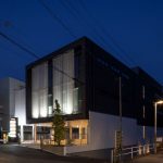 夜は建物正面とサインがライトアップ