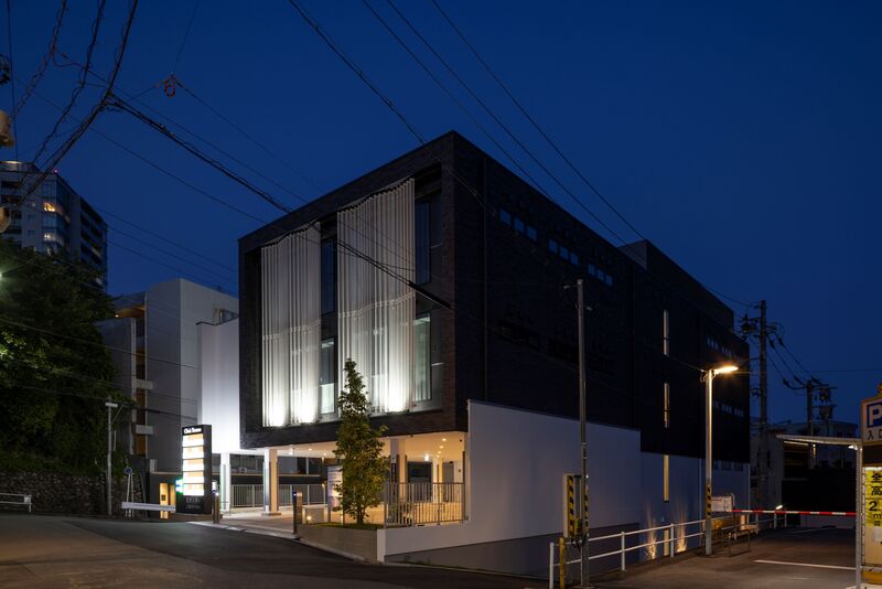 夜は建物正面とサインがライトアップ